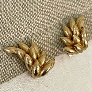 Vintage goldtone clip on earrings